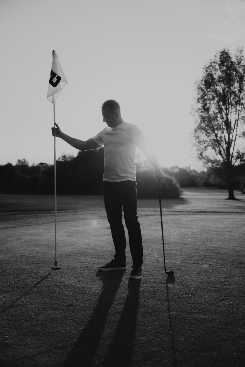Ralf auf dem Golfplatz im Gegenlicht, schwarzweiß